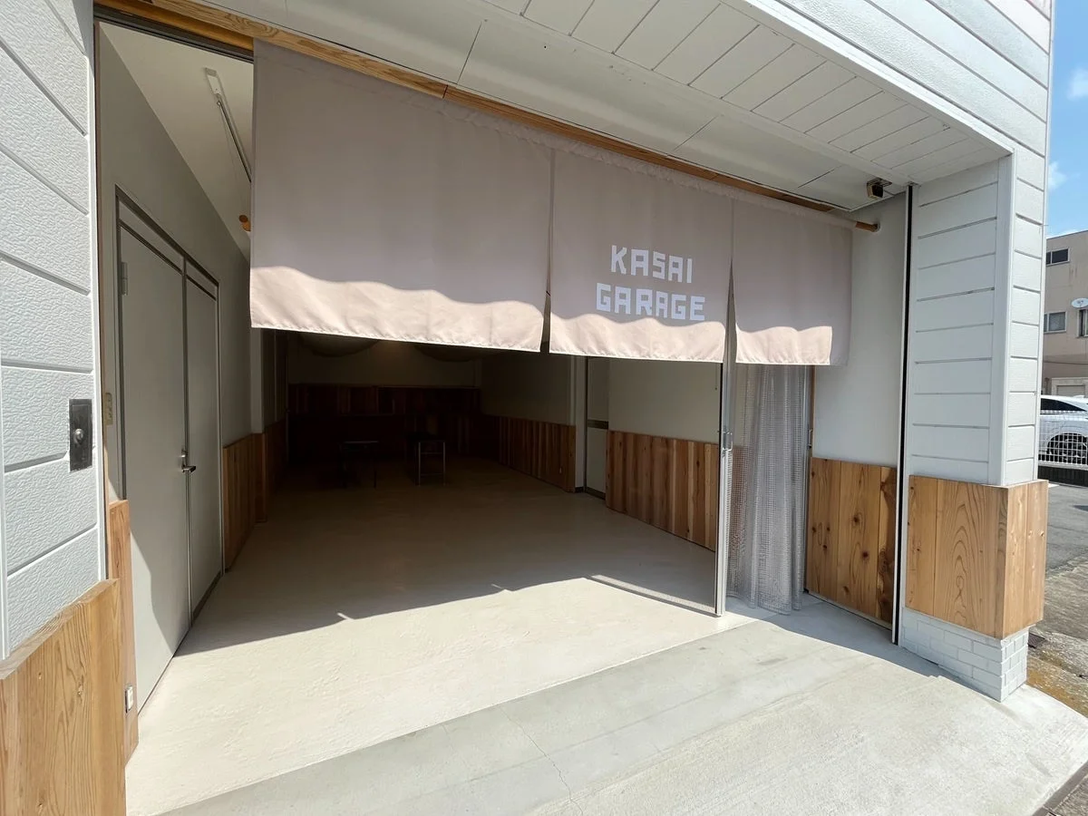 KASAI GARAGEの暖簾がかかる外観