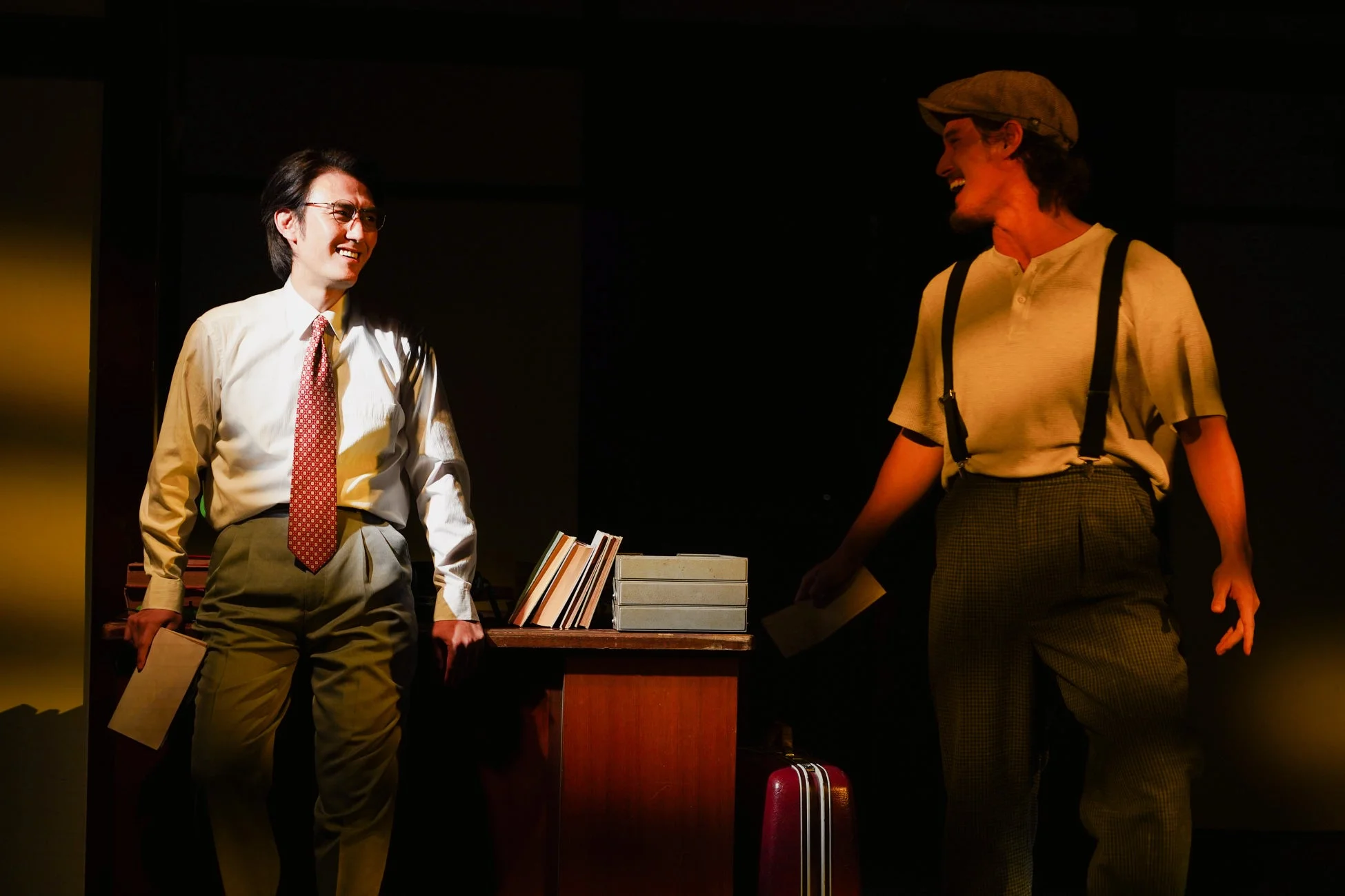 舞台で笑顔で対話する二人の男性