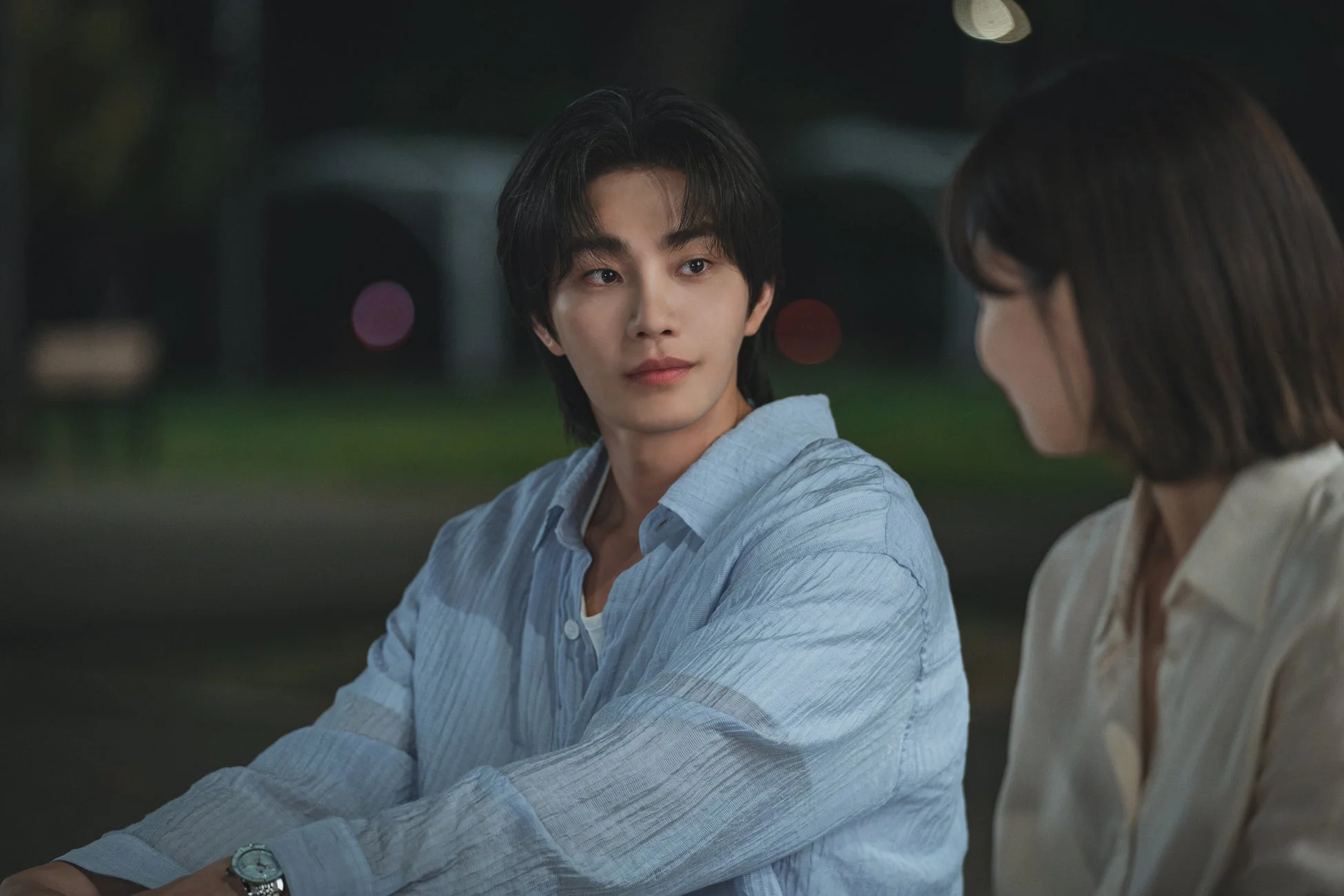 夜の屋外で会話する男女