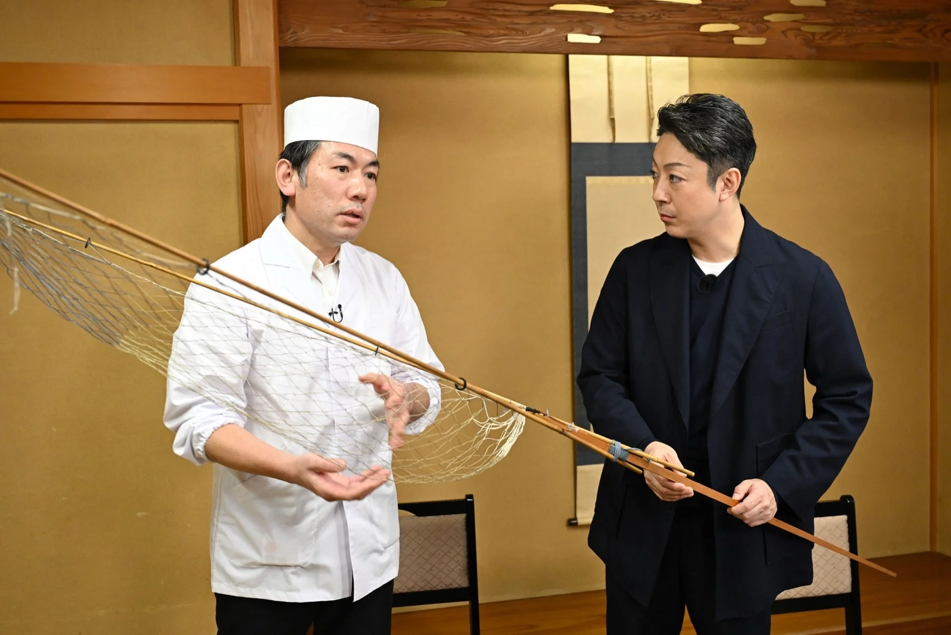 料理人が網について説明している様子