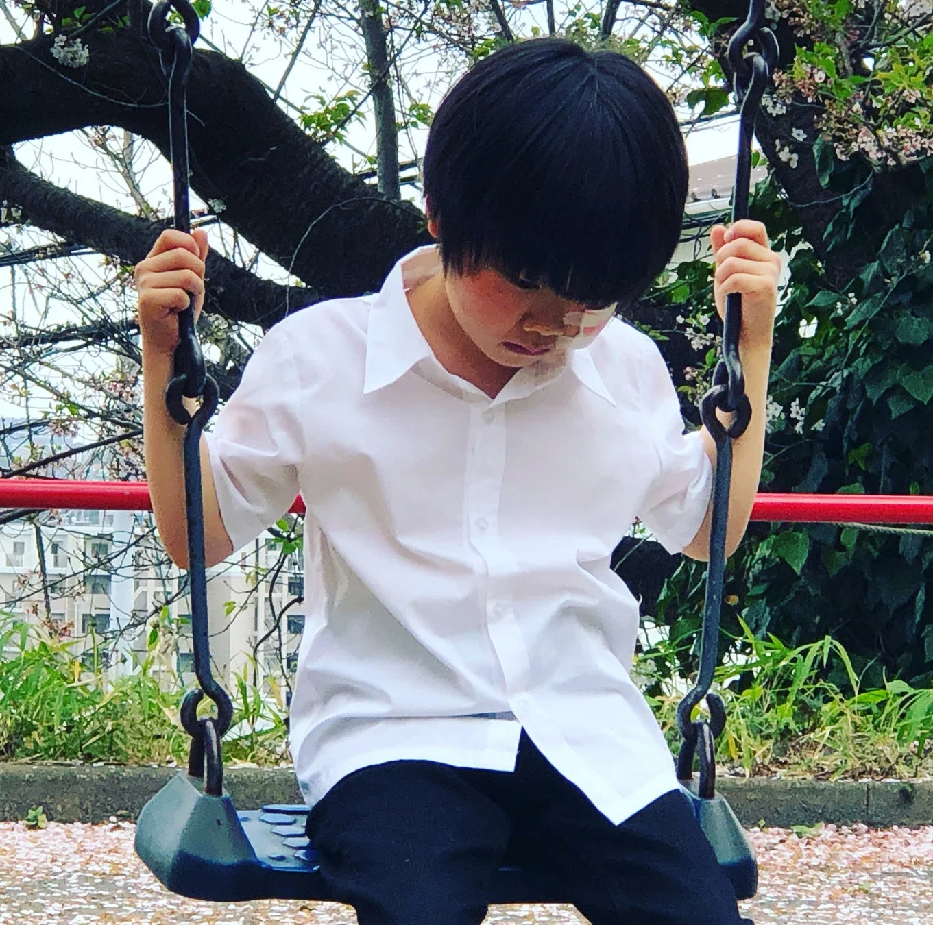 ブランコに乗る子供