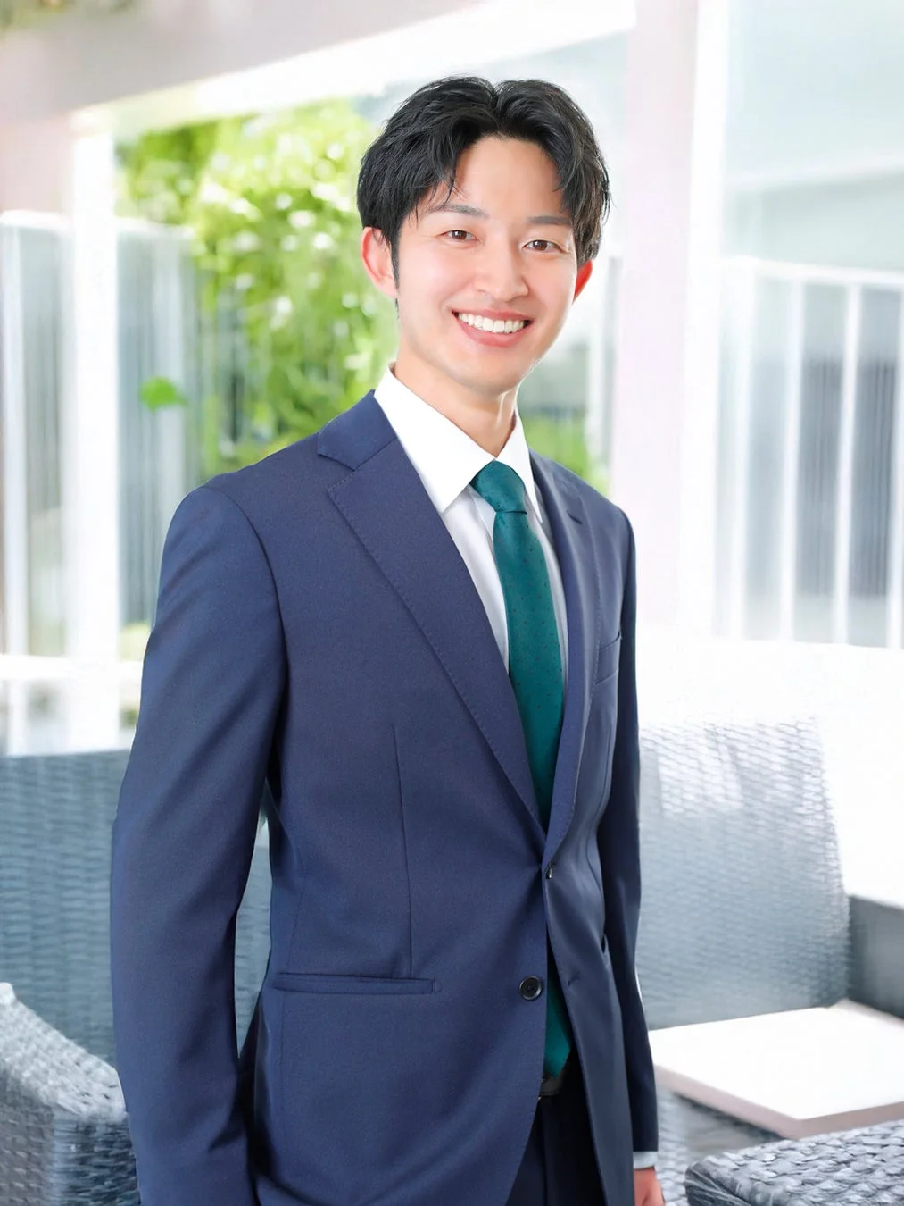 笑顔を見せる若い日本人男性のポートレート