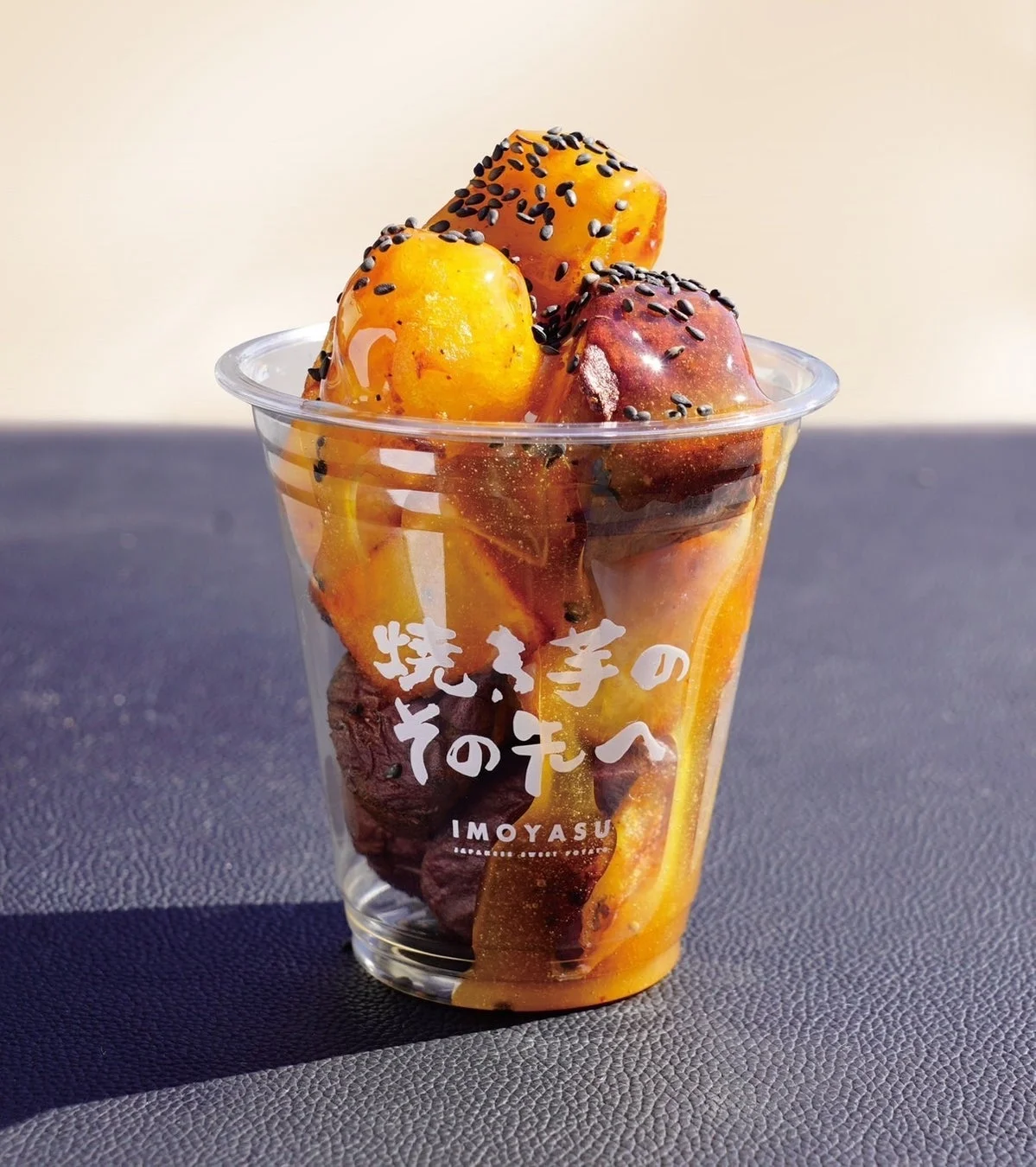 黒ごまがトッピングされた焼き芋スイーツ