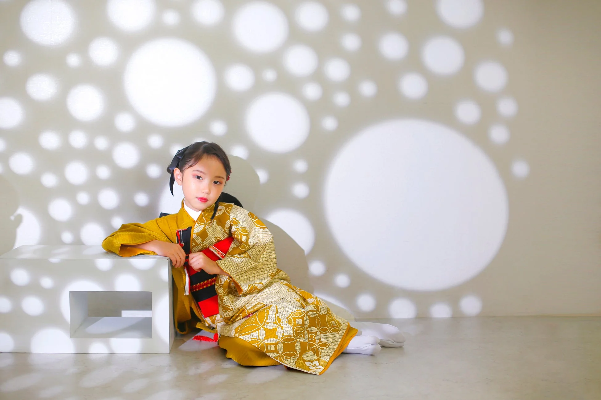 黄色の着物を着た女の子の記念撮影