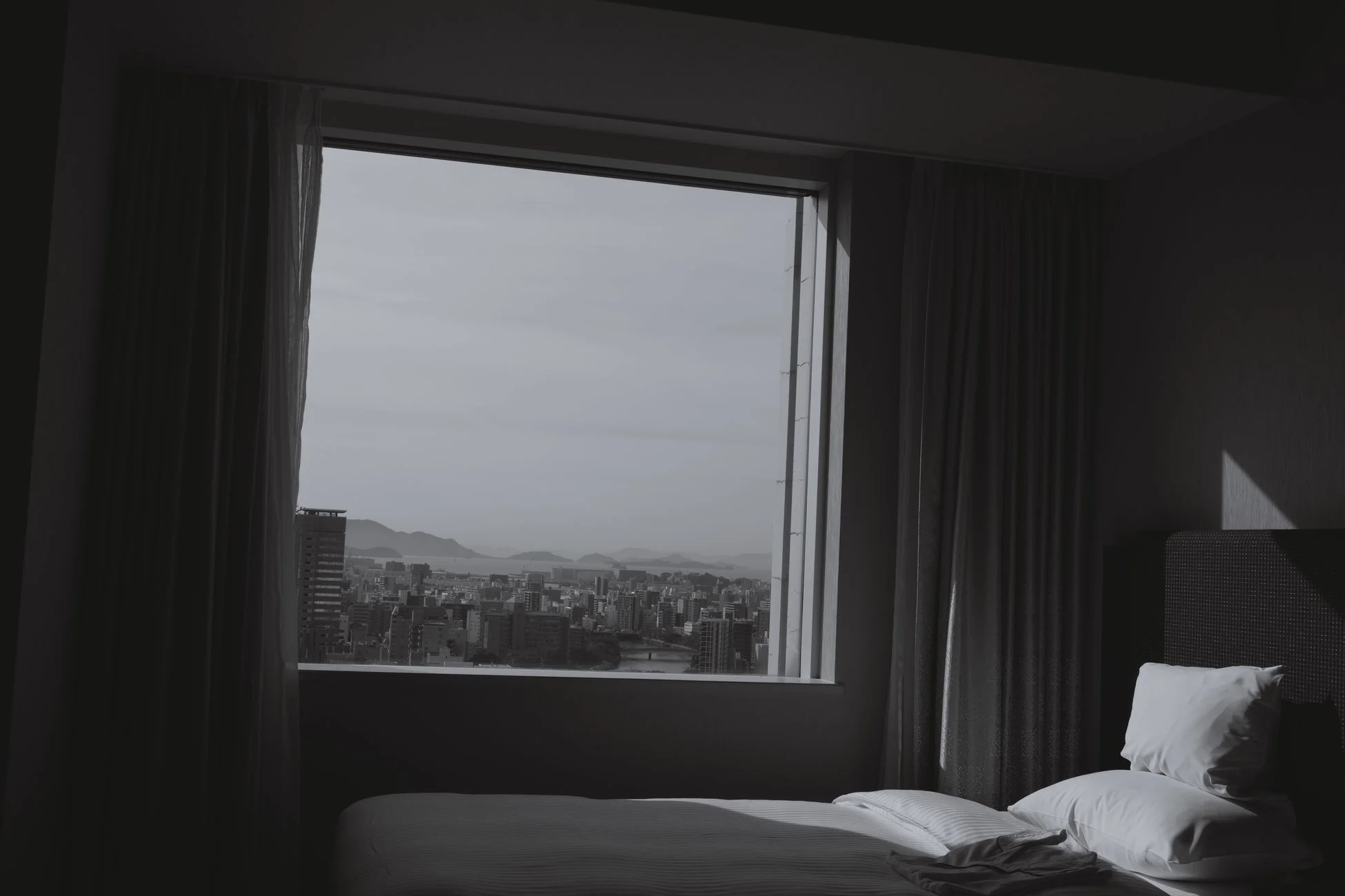 モノクロで切り取られた都市の風景