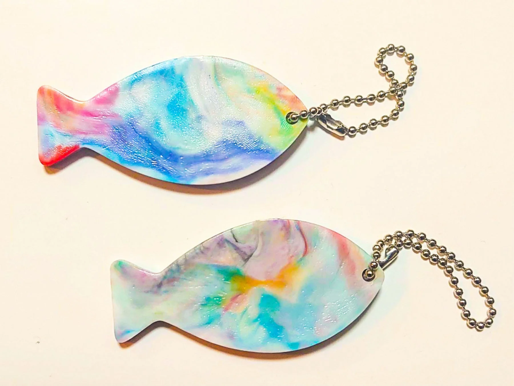 カラフルな魚のキーホルダー