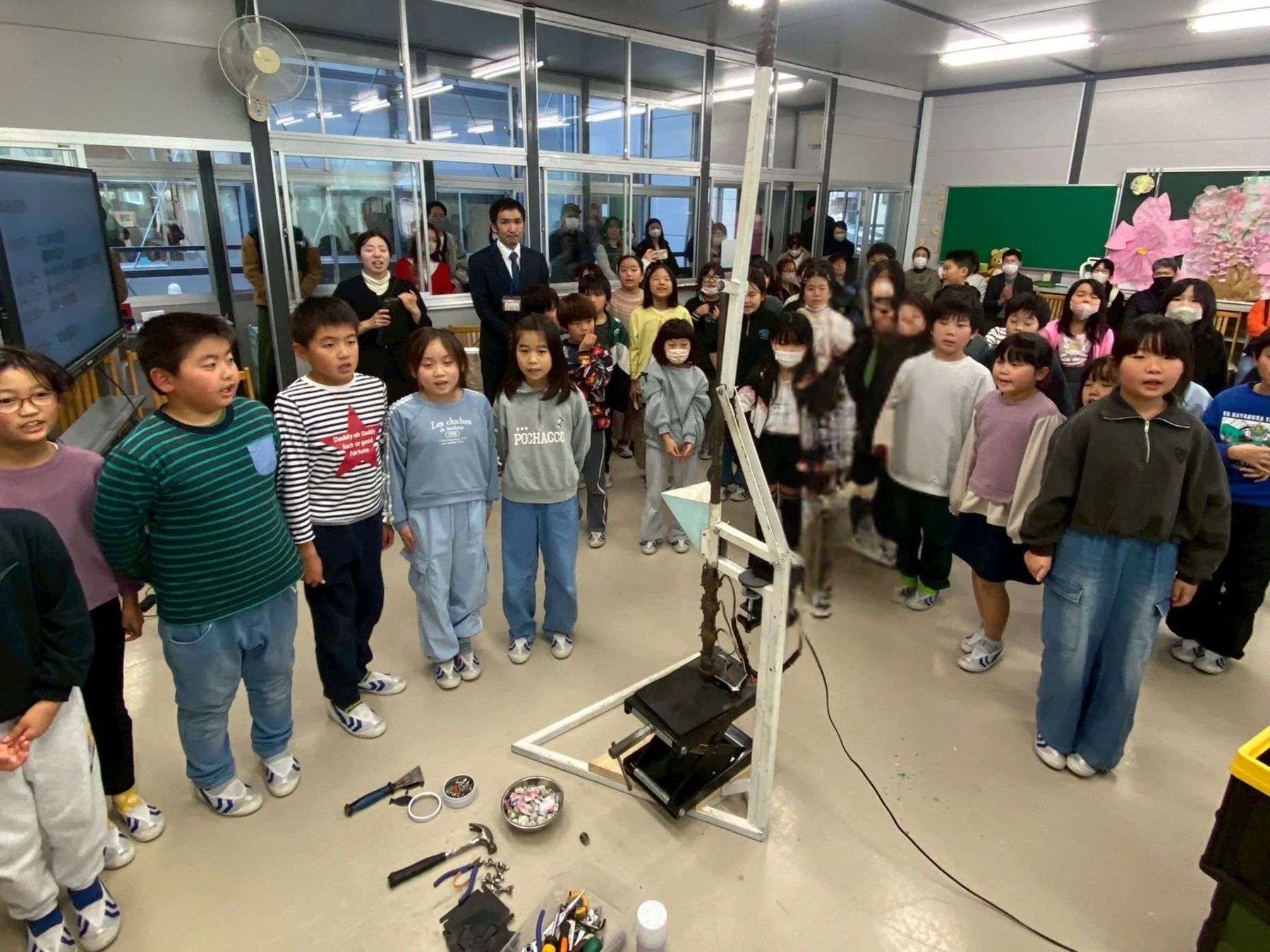 アップサイクル機材を見学する児童たち