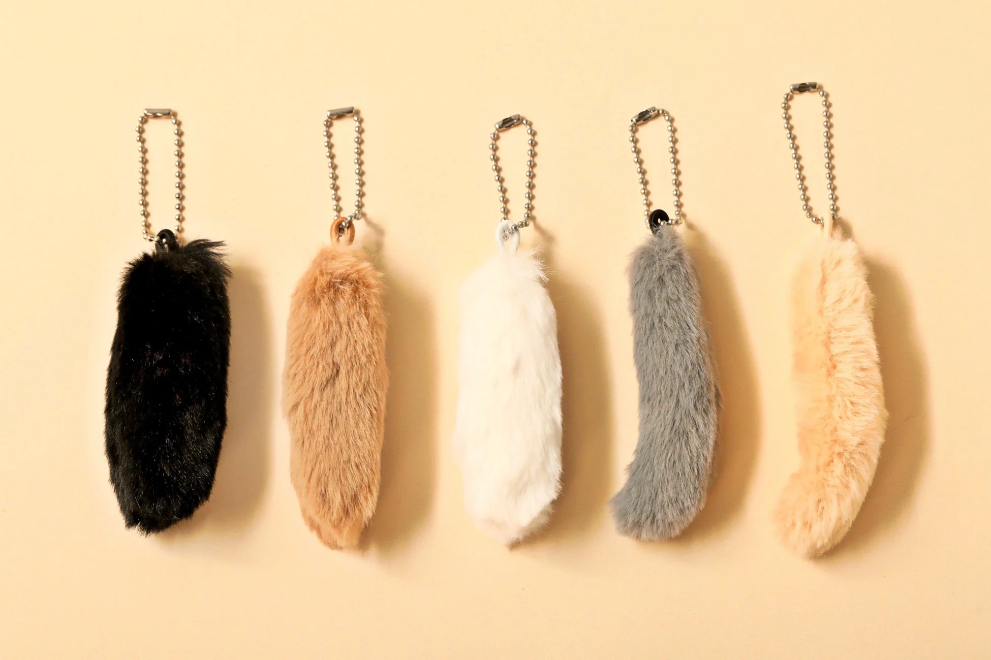 様々な色のしっぽチャーム