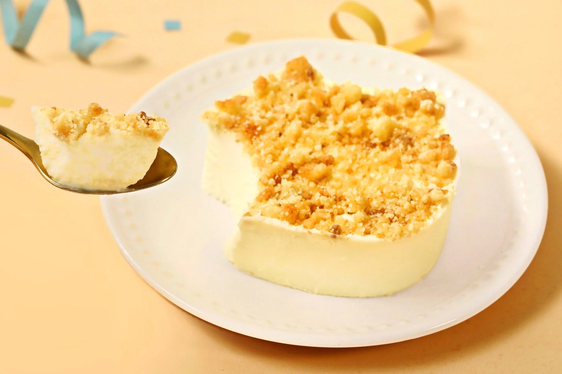 スプーンで取り分けられたこねこチーズケーキ