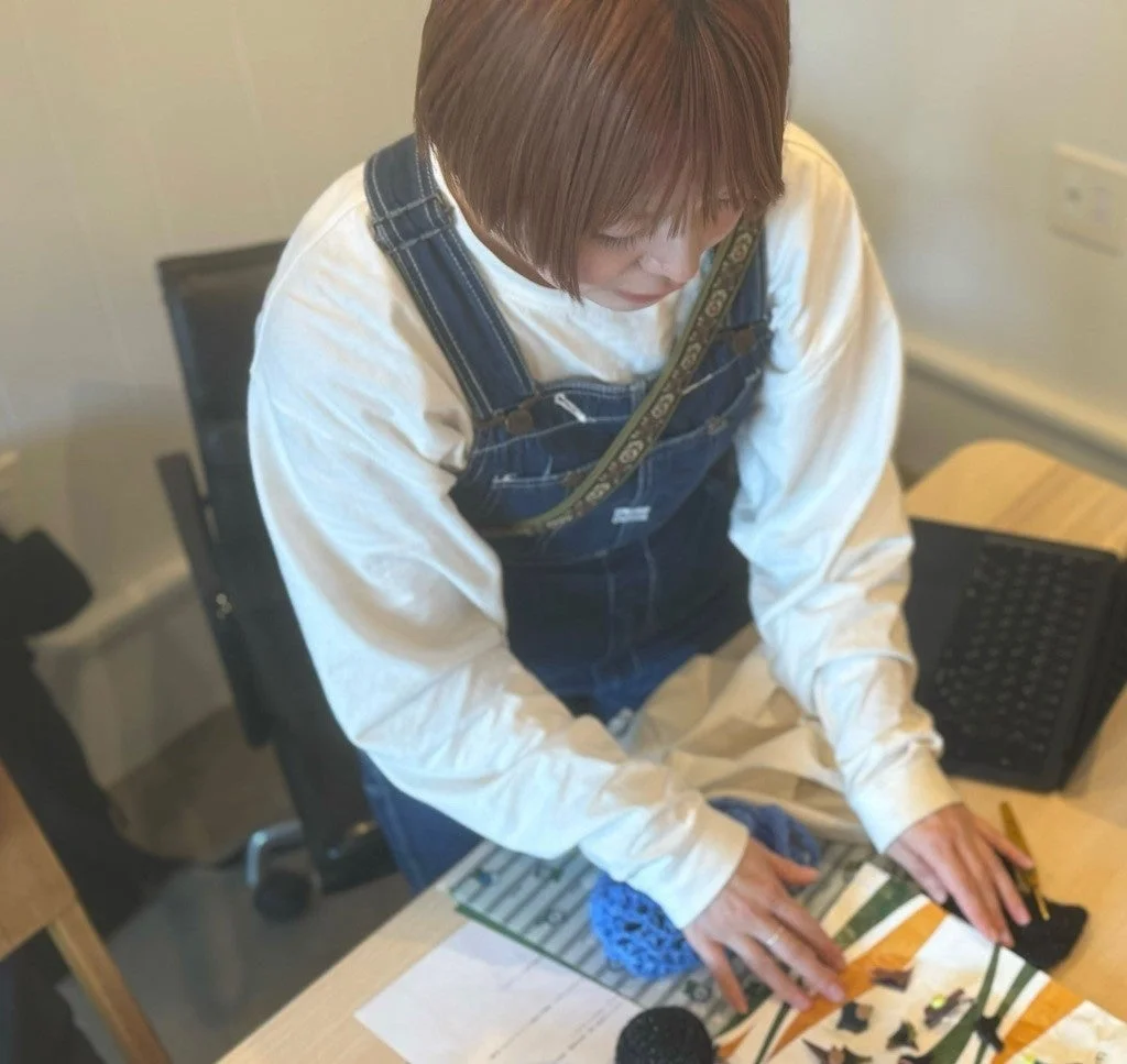 女性が手芸をしている様子