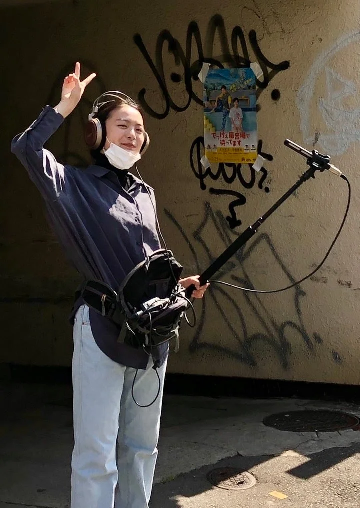 マイクを持つ重松りさ氏