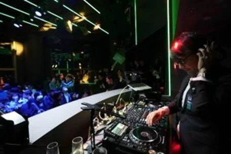 DJがプレイするナイトクラブの様子