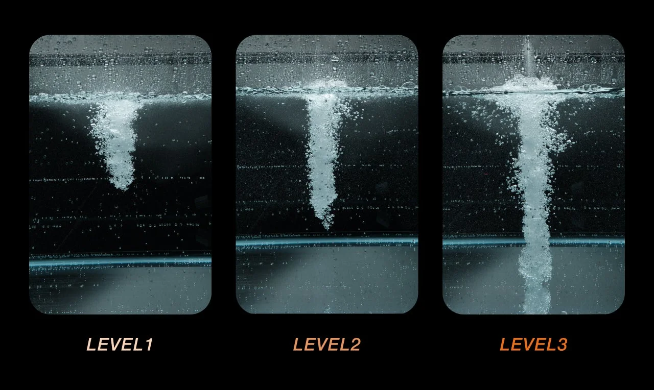 水中に発生する泡の様子を3つの異なるレベルで比較した画像