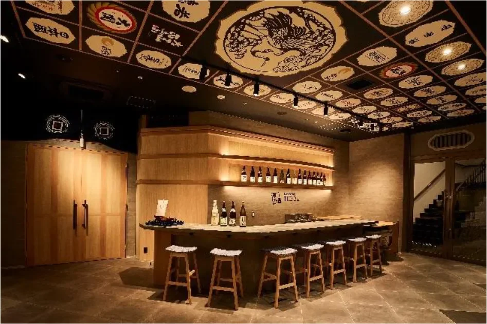 日本酒バー「灘の酒 THE Bar」の内観