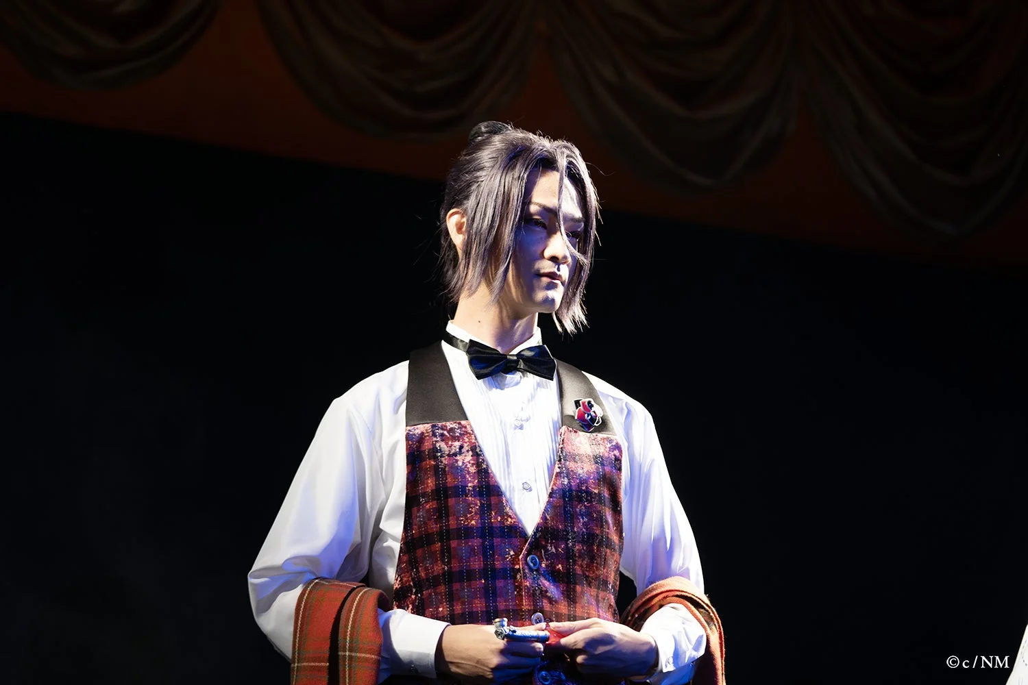 タキシード風の衣装を着た男性キャスト