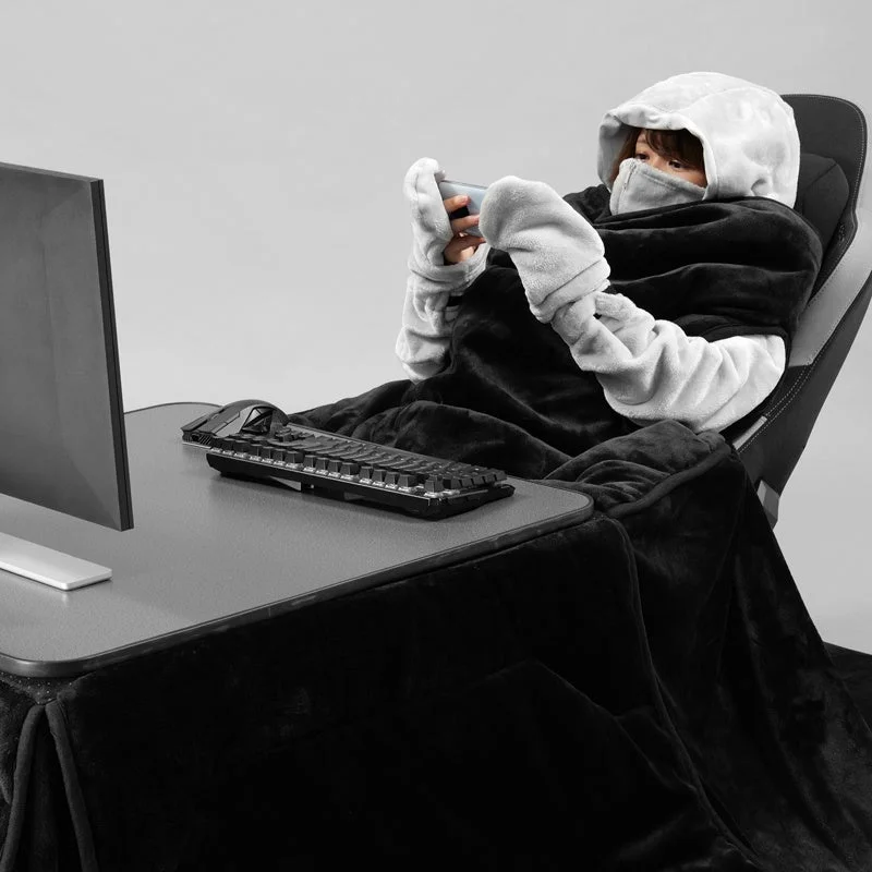 フード付きブランケットでくつろぐ人物