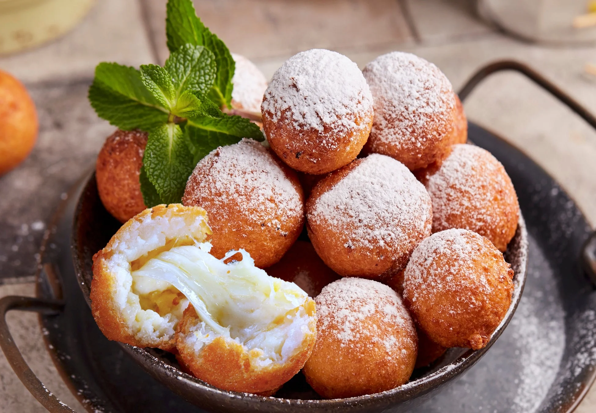 粉砂糖がまぶされた揚げ菓子