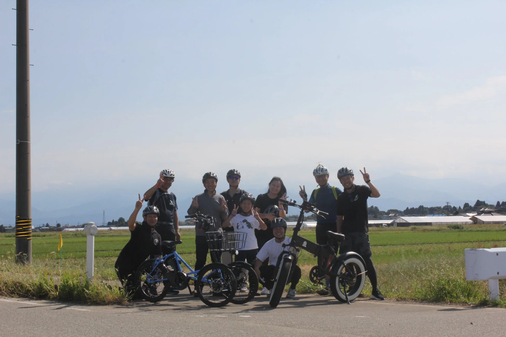サイクリングを楽しむグループの記念写真