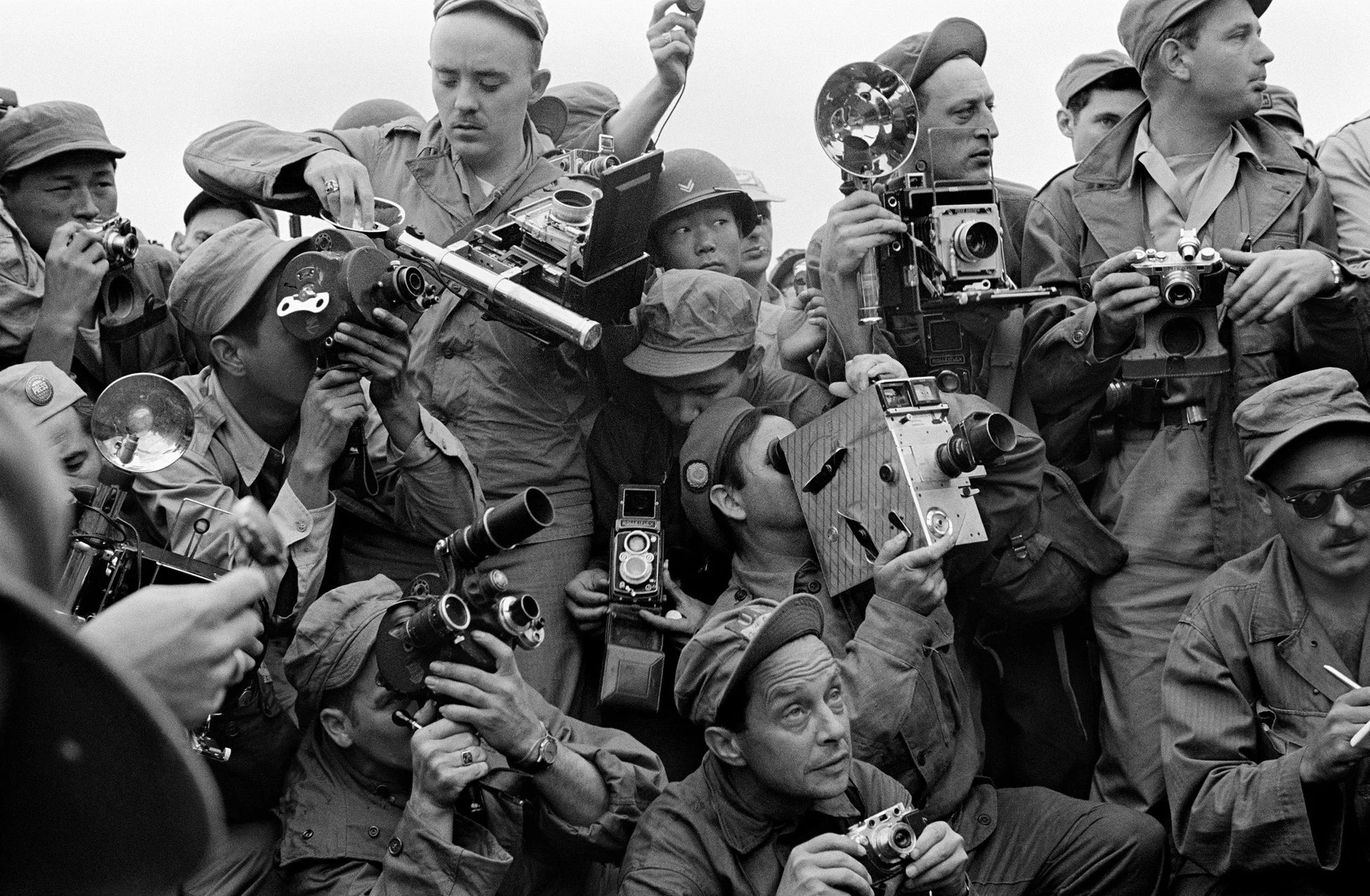 写真家がカメラを構えている様子