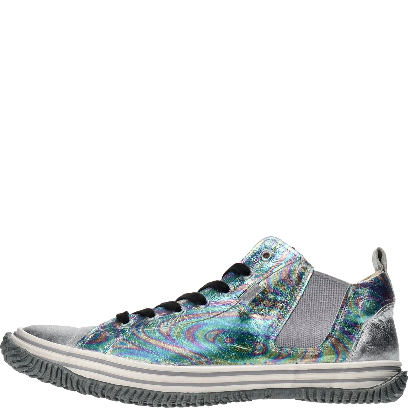 光沢のある玉虫色のハイカットスニーカーの側面