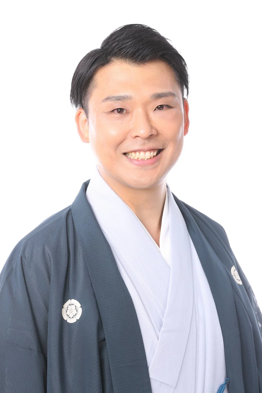 和装で笑顔の男性落語家