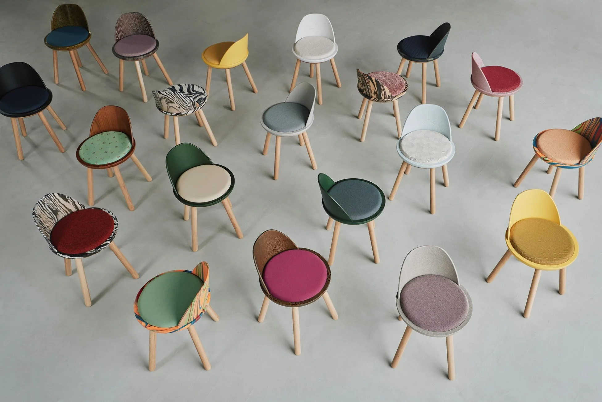 カラフルなCAPチェア