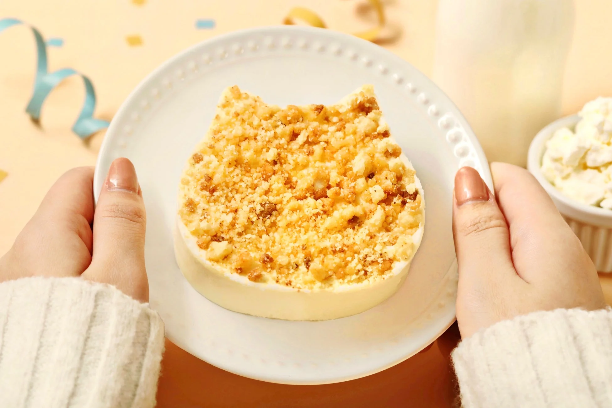 手に持たれたこねこチーズケーキ