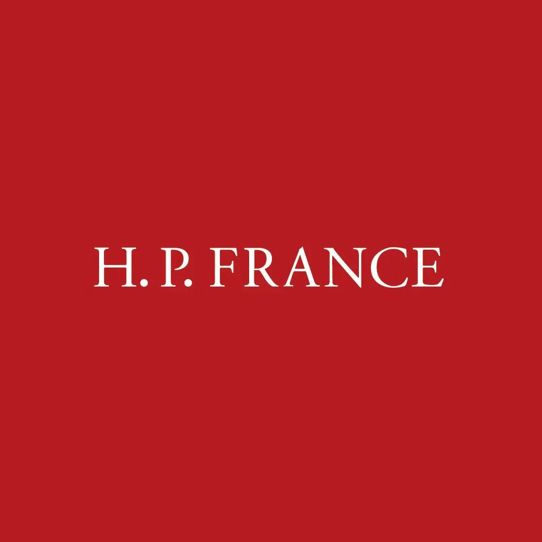 赤色の背景に「H. P. FRANCE」という白い文字のロゴ
