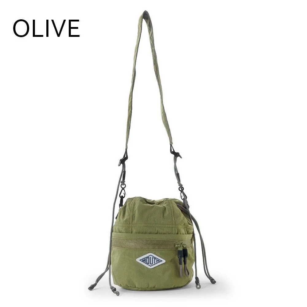 オリーブグリーンの巾着型ショルダーバッグ