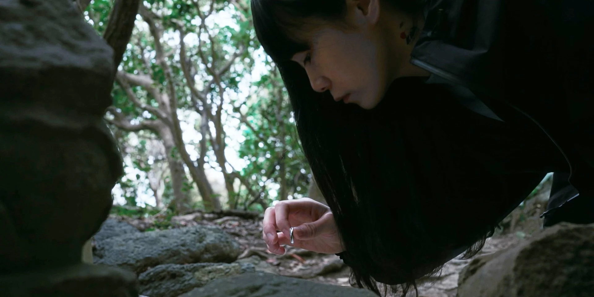 指輪を見つめる女性