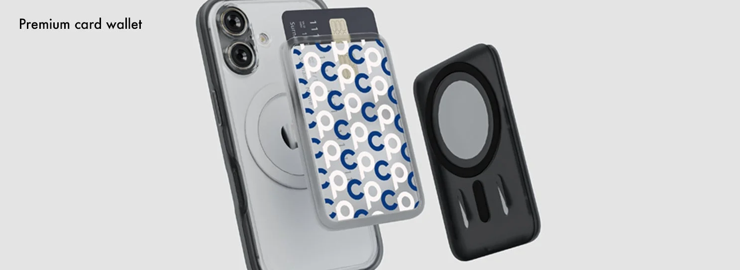 スマートフォンにMagSafe対応のクリアケースとパターン柄のカードウォレットが装着されており、隣には別の黒いMagSafeアクセサリーが浮遊している様子