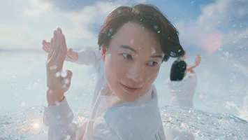 男性が水しぶきの中でダンスする様子