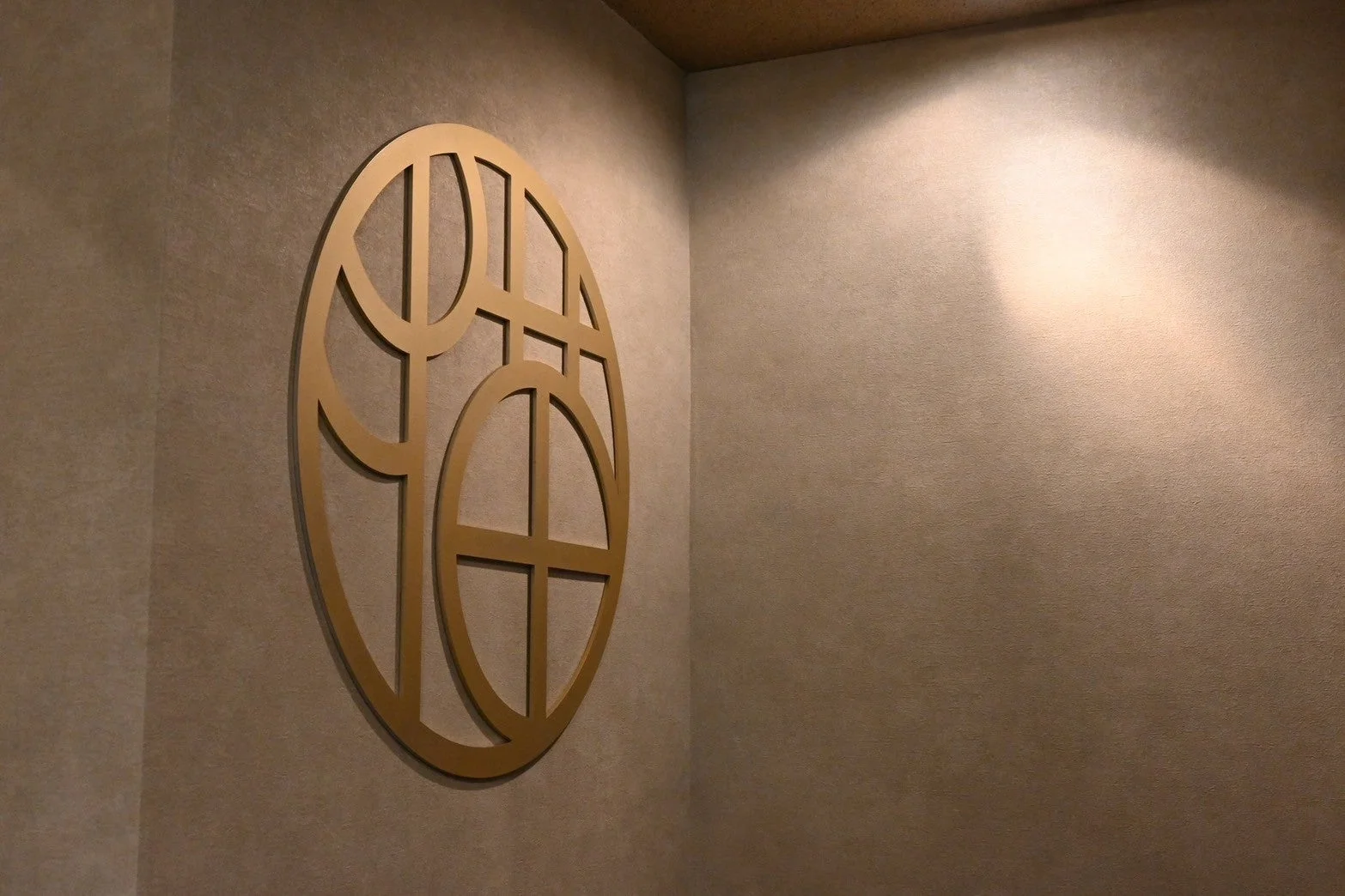 金色の抽象的な円形エンブレム