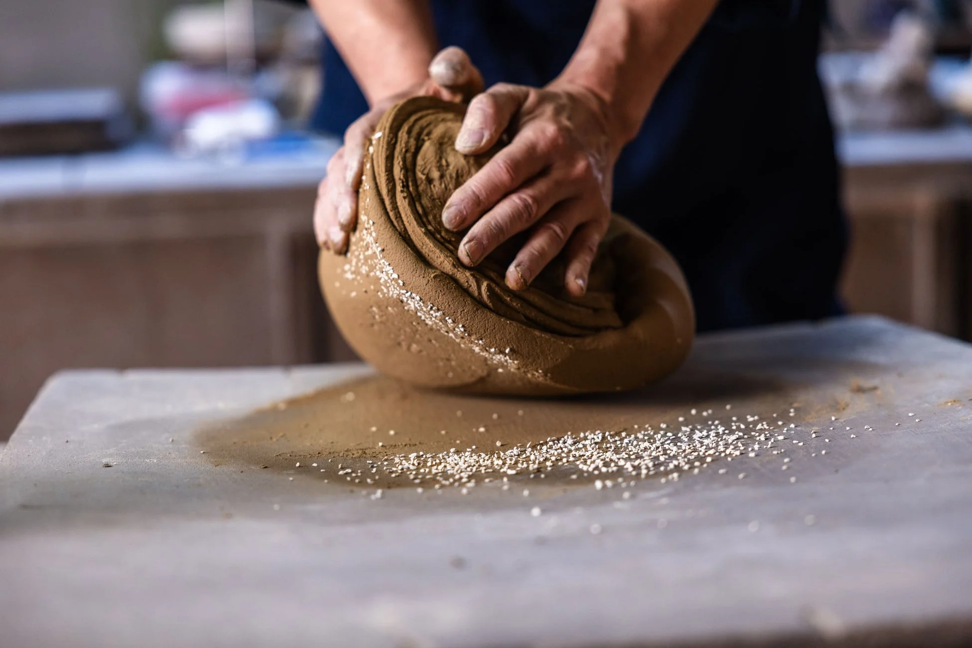 粘土をこねる手