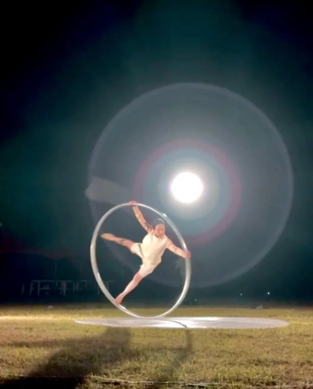 シルホイールで演技するパフォーマー