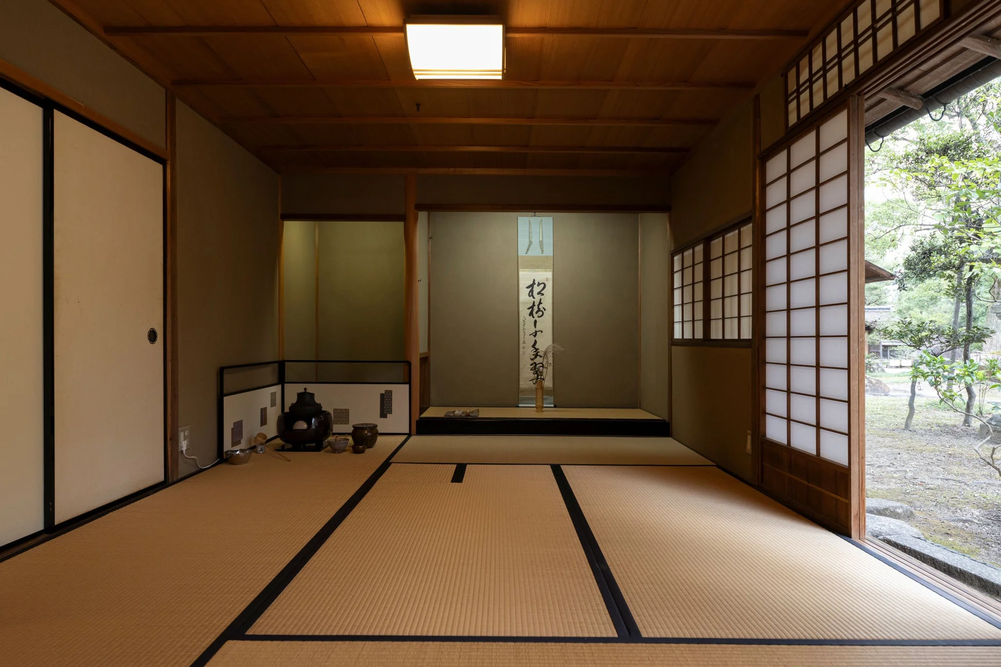 和室,茶室,畳,障子,襖,日本庭園,掛け軸,茶道具,日本文化,伝統建築,静寂