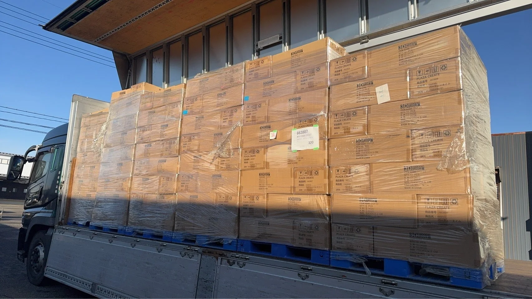 寄付品を積んだトラックの画像