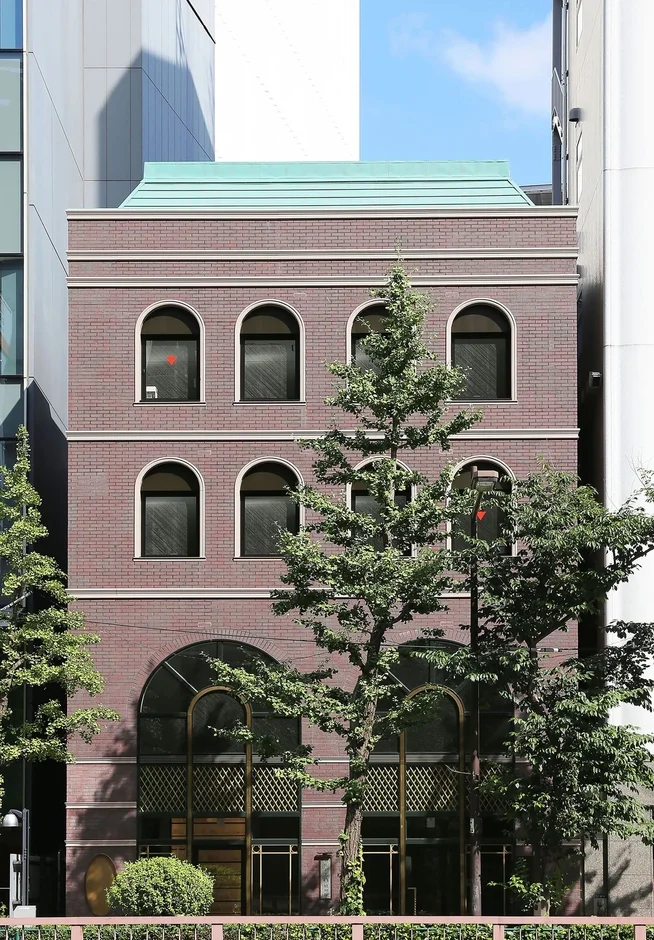 レンガ造り,建物,アーチ窓,緑,都市景観,建築,青空,ストリート,モダン