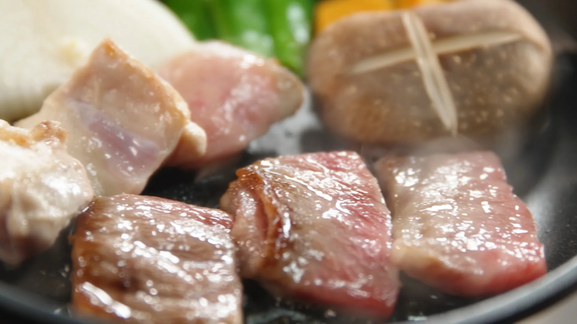 調理される肉料理