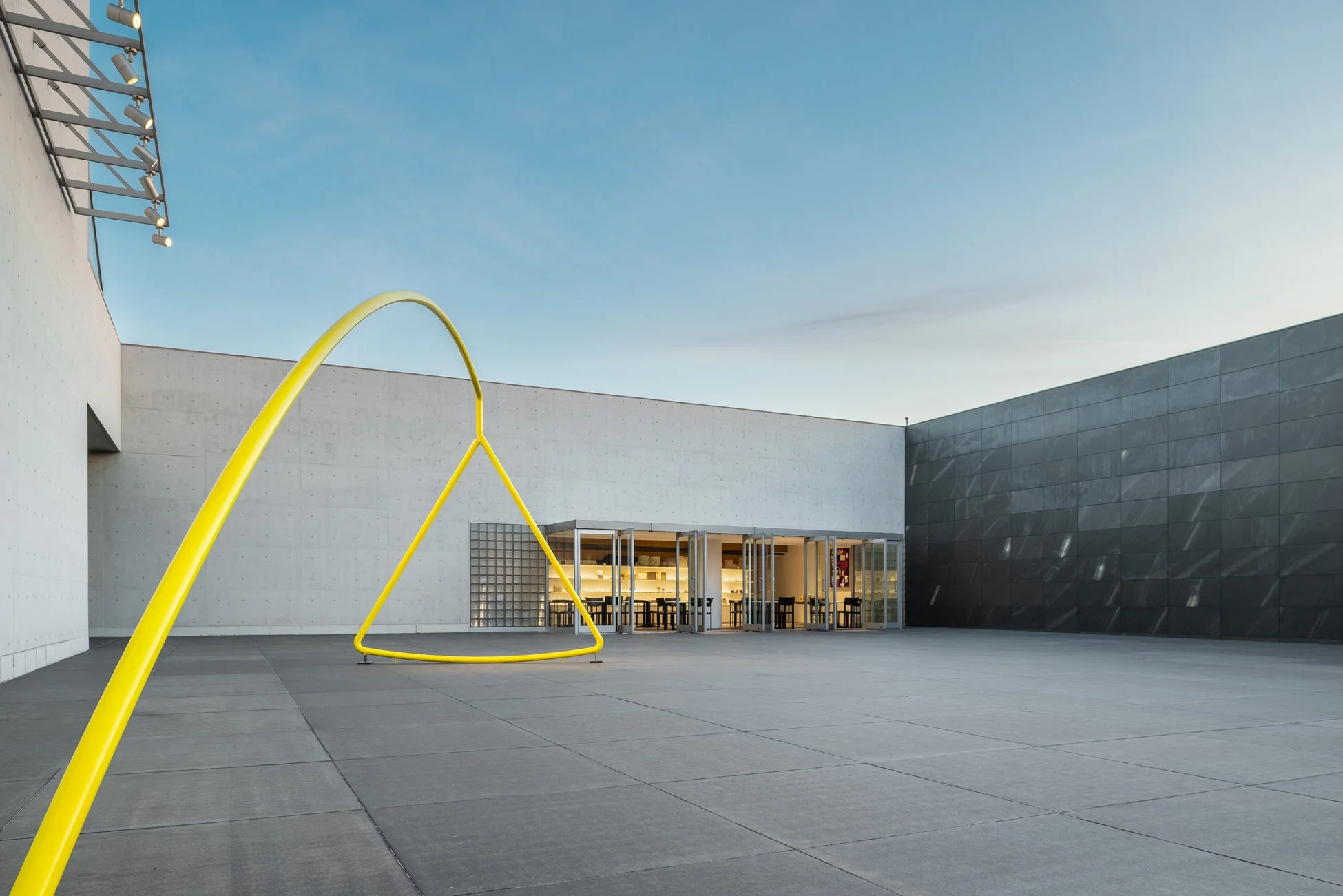 丸亀市猪熊弦一郎現代美術館の外観(昼景)