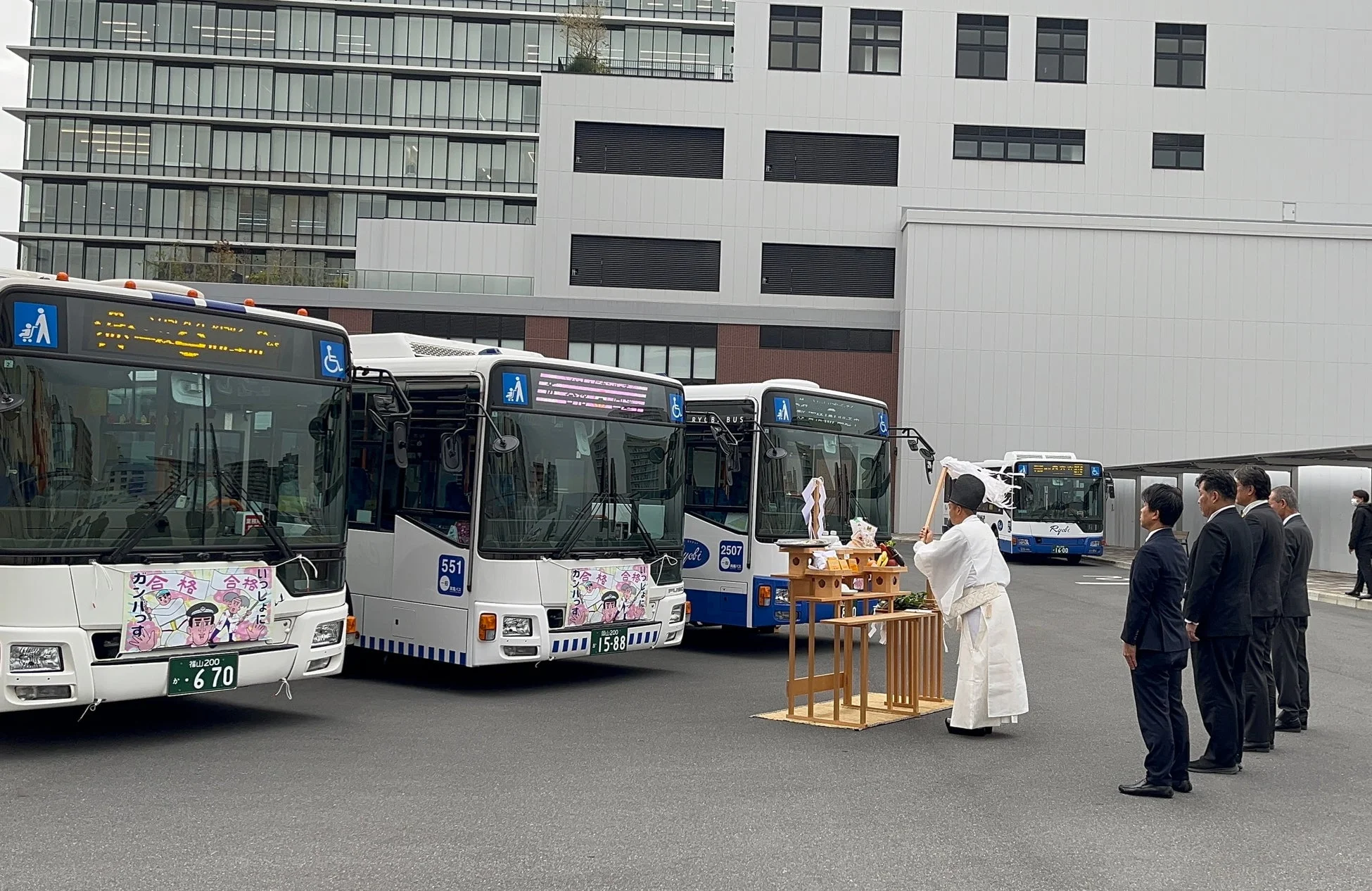 運行前の安全祈願と合格祈願のご祈祷の様子