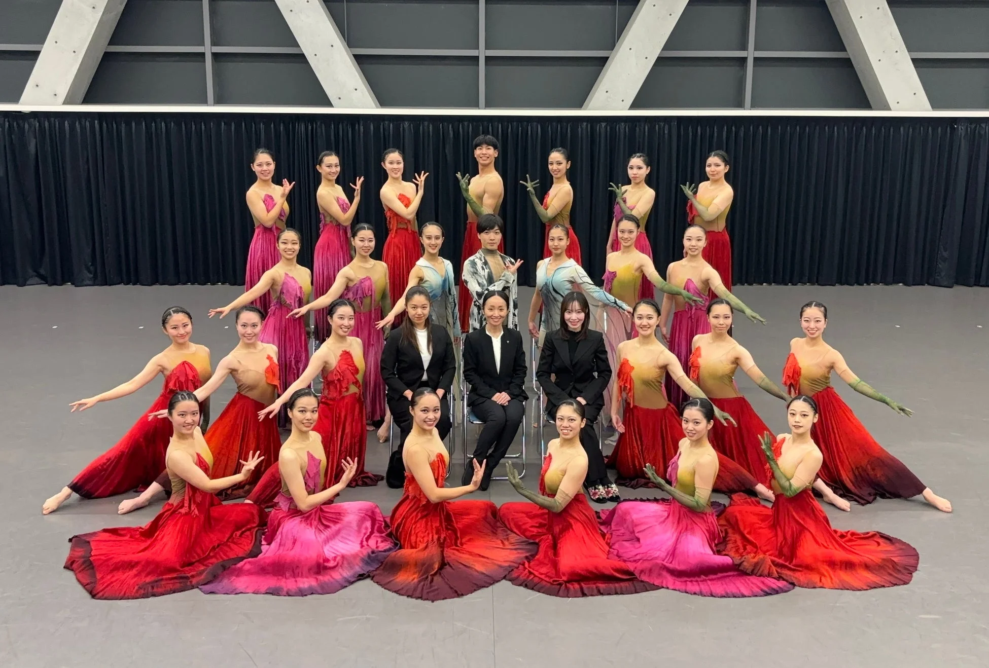 華やかな衣装のダンスグループ