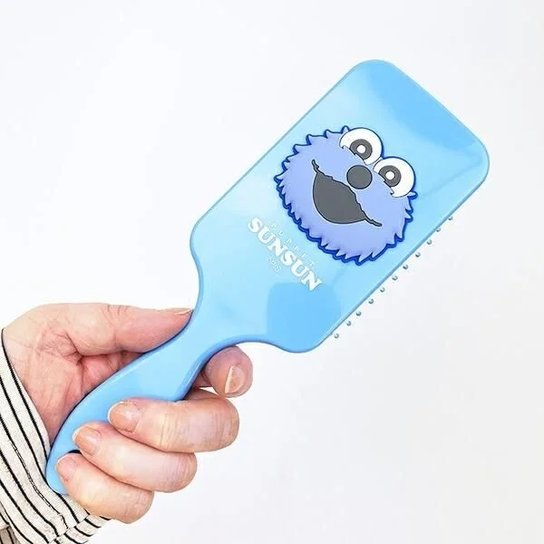 ブラシを持つ手