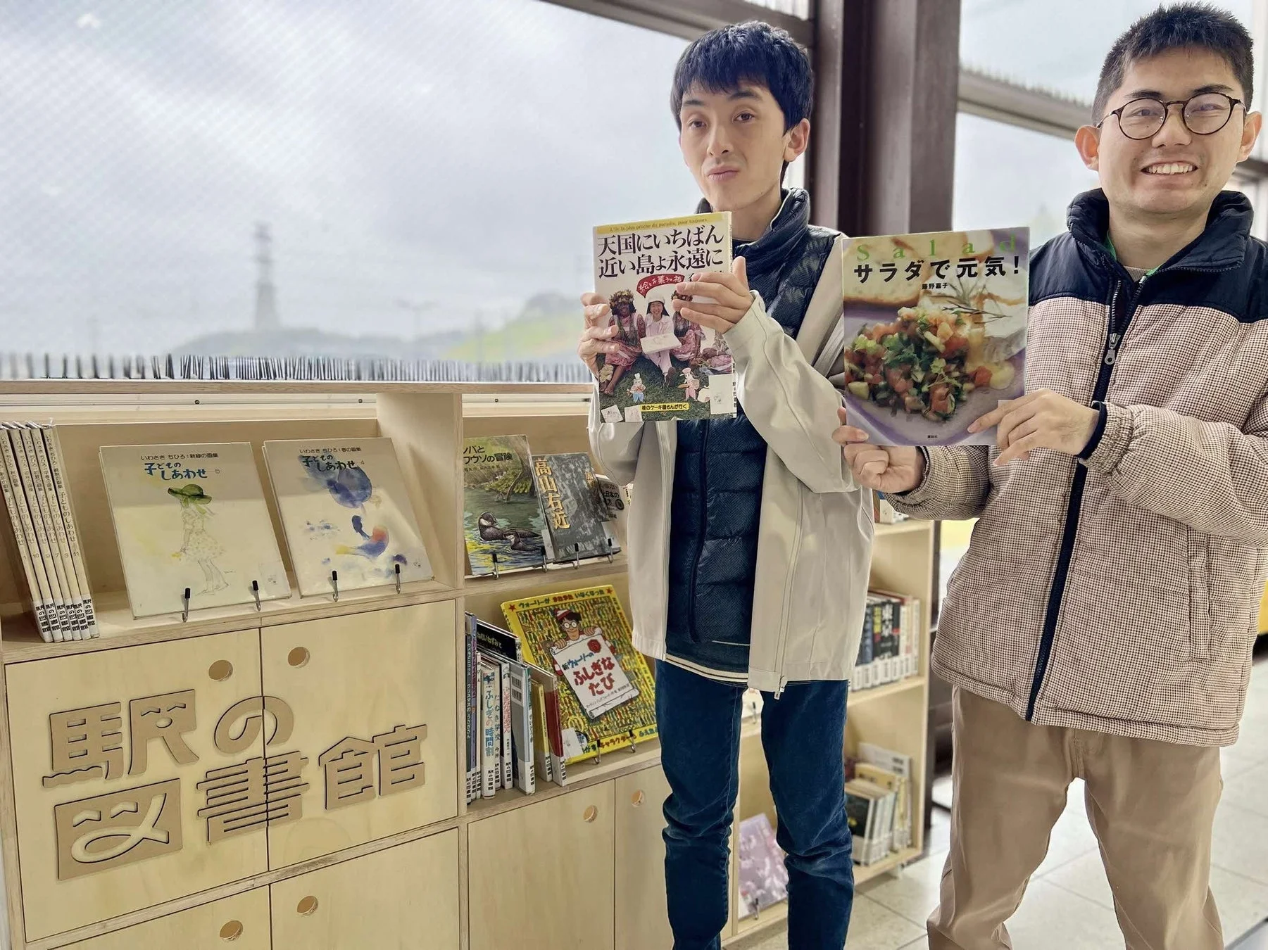 本を紹介する男性たち