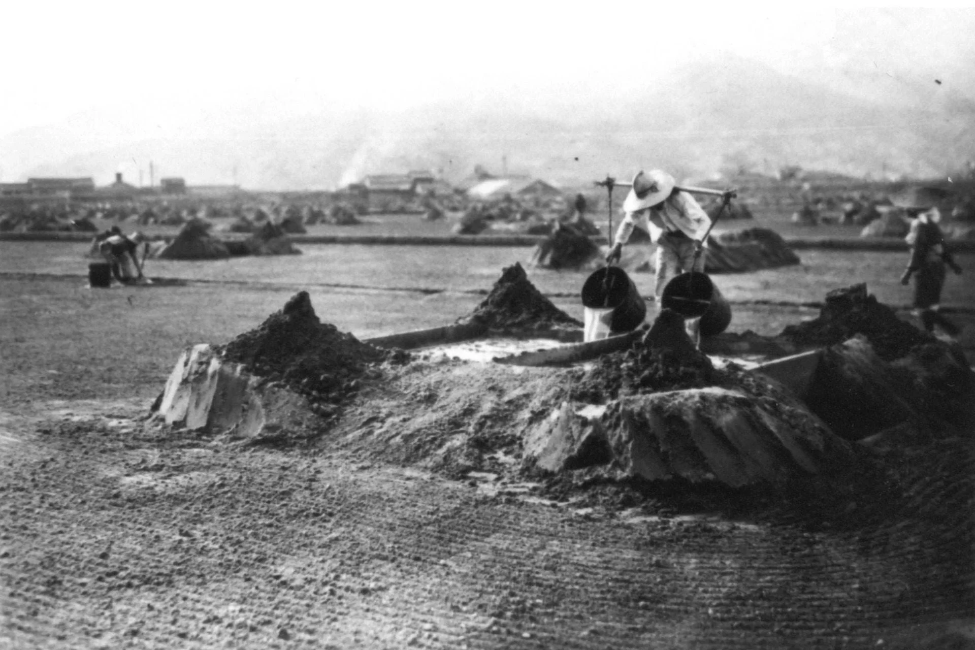 塩田、塩作り、労働、白黒写真、人々、作業