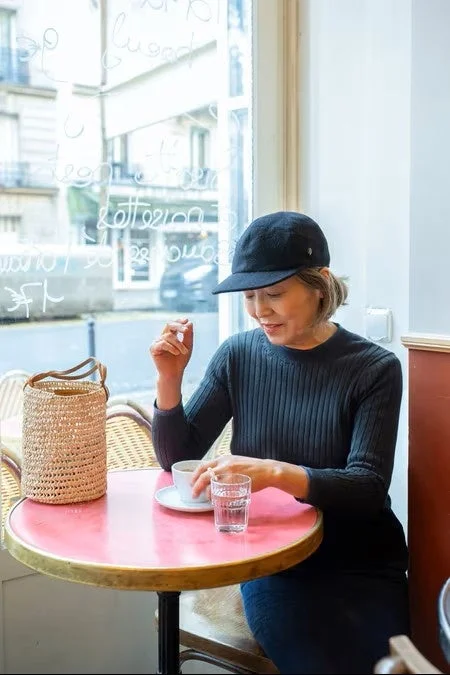 女性、カフェ、コーヒー、帽子、窓際、リラックス、テーブル、かごバッグ、アジア人、リブニット