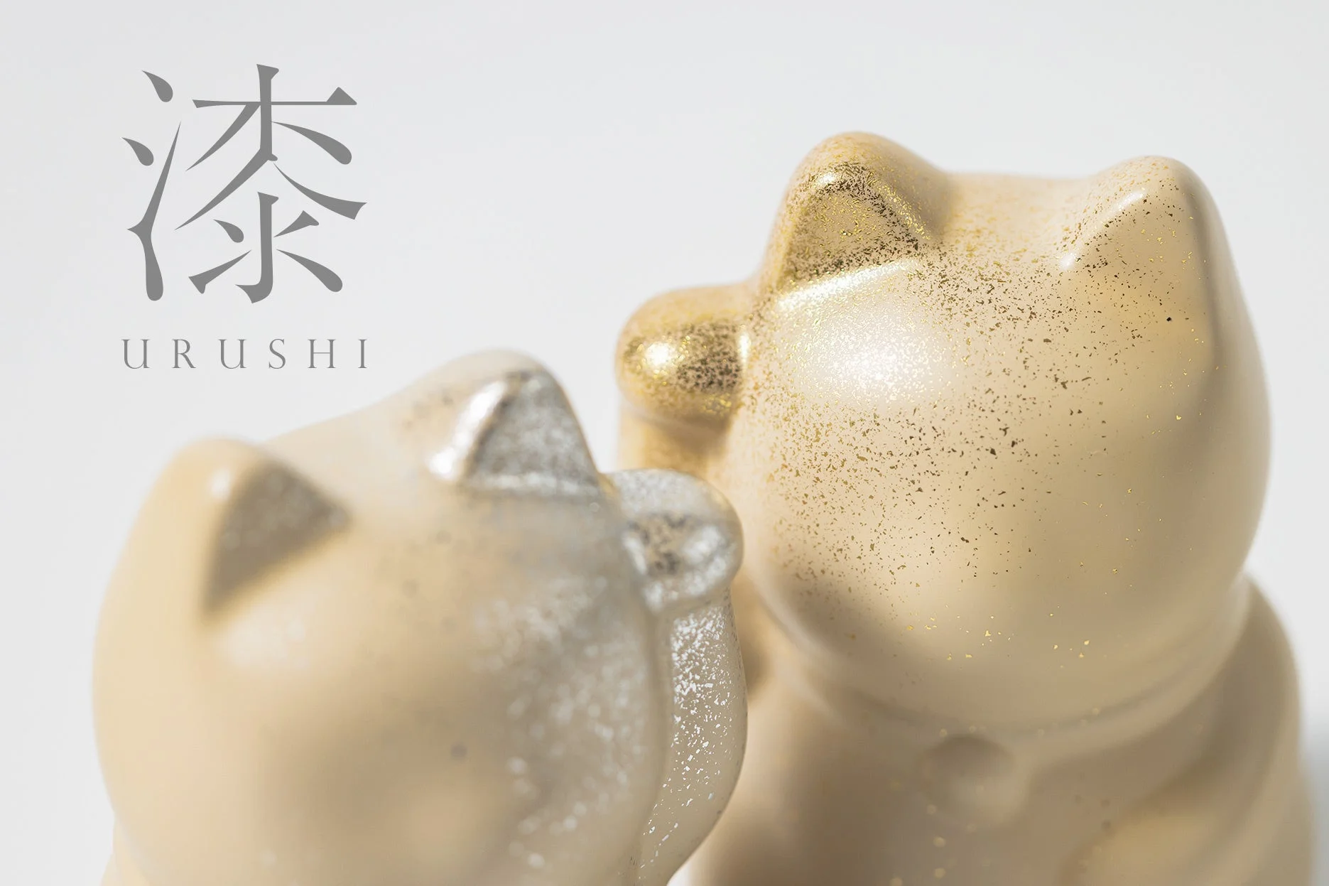 漆塗りの招き猫のクローズアップ