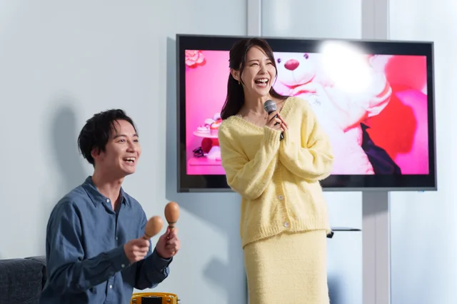 カラオケを楽しむ男女