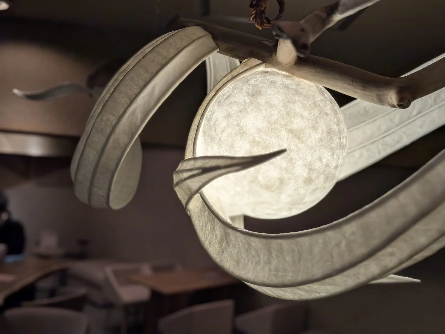 和紙のような素材で作られた流れるような曲線が特徴的な照明