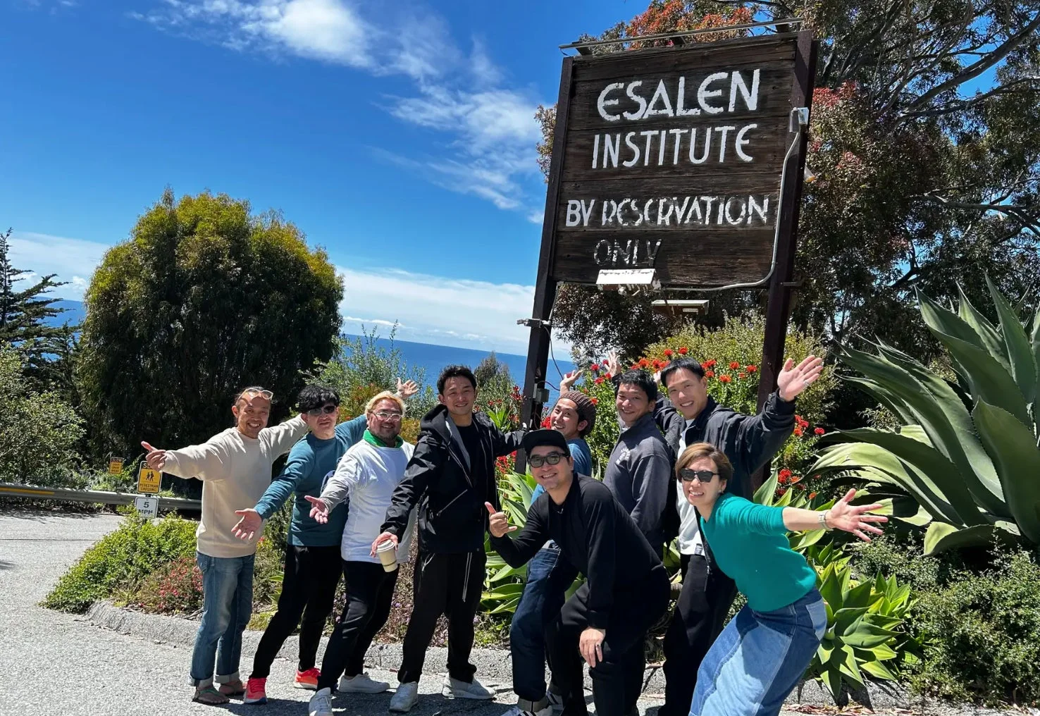 エサレン研究所の看板前での男性グループ
